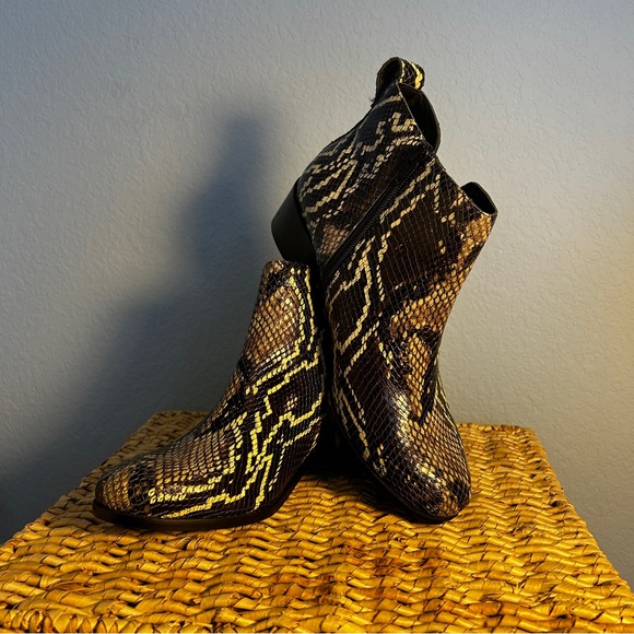 VIONIC Natural Snake Print Leather Clara Boa Ankle Booties 8.5 - Picture 2 of 9